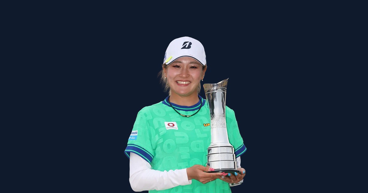 Shiho Kuwaki holding the AIG Women's Open trophy